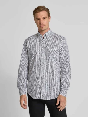 Koszula casualowa o kroju regular fit z kołnierzykiem typu button down model ‘RICKERT’ Boss Biały