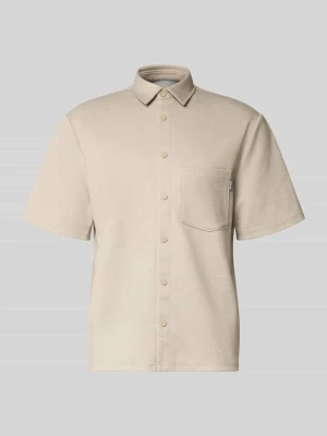 Koszula casualowa o kroju regular fit z kołnierzykiem typu kent i brustaszą REVIEW