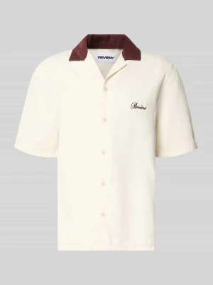 Koszula casualowa o kroju regular fit z kołnierzykiem w kontrastowym kolorze REVIEW