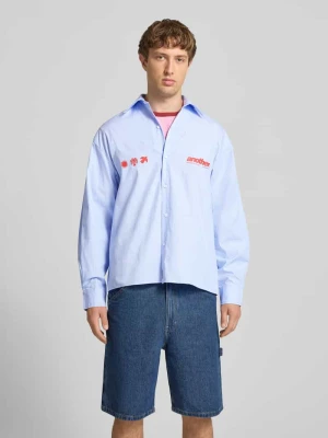 Koszula casualowa o kroju regular fit z nadrukami z logo i kołnierzykiem typu cutaway ANOTHER COTTON LAB