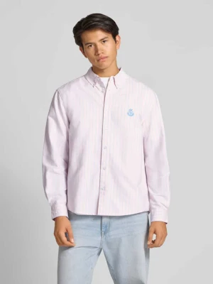 Koszula casualowa o kroju regular fit z wyhaftowanym logo REVIEW