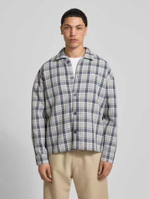 Koszula casualowa o kroju relaxed fit z kołnierzykiem typu kent i wyhaftowanym logo Pegador