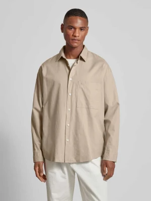 Koszula casualowa o kroju relaxed fit z nakładaną kieszenią na piersi ANNARR