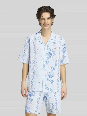 Koszula casualowa o kroju relaxed fit z seersucker z wyhaftowanym logo adidas Originals Jasnoniebieski