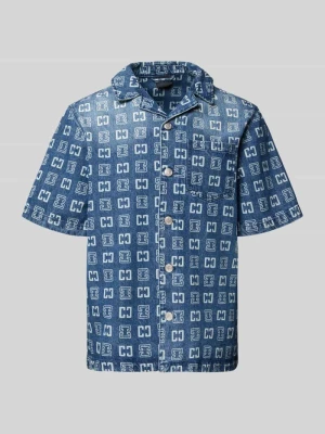 Koszula casualowa o kroju relaxed fit z tkaniny stylizowanej na denim z nadrukiem z logo na całej powierzchni COLUCCI