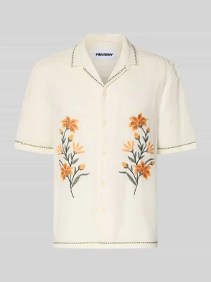 Koszula casualowa o kroju relaxed fit z wyhaftowanym motywem REVIEW
