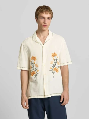 Koszula casualowa o kroju relaxed fit z wyhaftowanym motywem REVIEW
