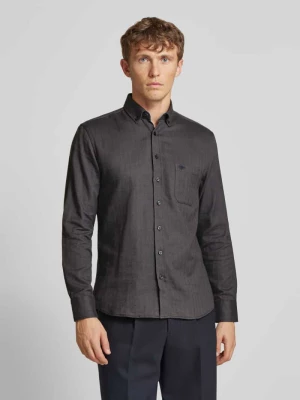 Koszula casualowa z kołnierzykiem typu button down model ‘Herringbone’ FYNCH-HATTON