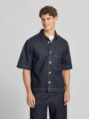 Koszula jeansowa o kroju regular fit z brustaszą REVIEW