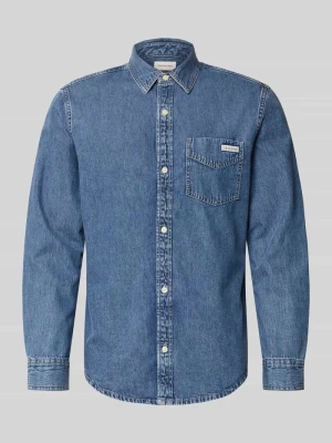 Koszula jeansowa o kroju regular fit z kieszenią na piersi i detalem z logo Calvin Klein Jeans