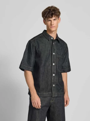Koszula jeansowa o kroju regular fit z kieszenią na piersi REVIEW