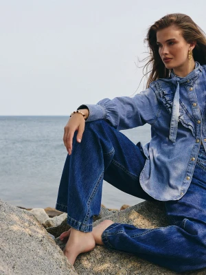 Koszula jeansowa z żabotem i ozdobnymi guzikami TARANKO