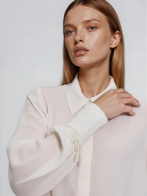 Koszula z koralikami na rękawie biała Moodo