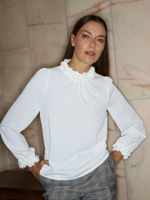 Koszula z ozdobnym dekoltem biała Moodo