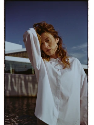 Koszula z ozdobnymi guzikami biała Moodo