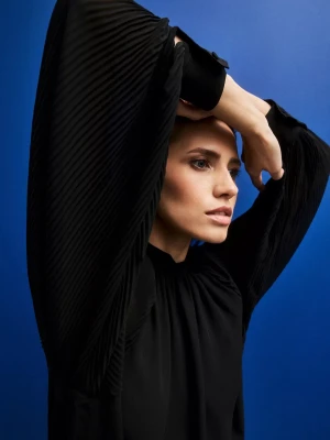 Koszula z plisowanymi rękawami czarna Moodo