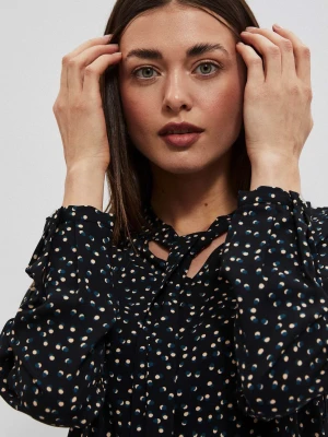 Koszula z wzorem kropek i wiązanym dekoltem czarna Moodo