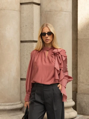 Koszula z żabotem w zgaszonym odcieniu różu TARANKO