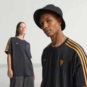 Koszulka Manchester United Terrace Icons Adidas czarny