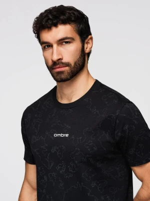 Zdjęcie produktu Koszulka męska bawełniana z nadrukiem na całej powierzchni i "ombre" na klatce piersiowej - czarna V1 - Rozmiar: XL Ombre Clothing