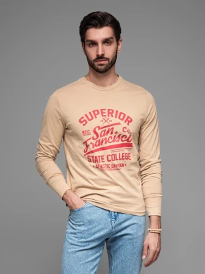 Koszulka męska z długim rękawem z nadrukiem collegowym - piaskowa V1 Ombre Clothing