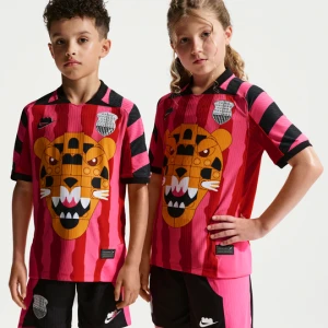 Koszulka piłkarska Aero-FIT dla dużych dzieci z kolekcji Nike x LEGO® - Różowy