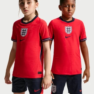 Koszulka piłkarska dla dużych dzieci Nike Aero-FIT reprezentacja Anglii Match 2026 (wersja wyjazdowa) - Czerwony