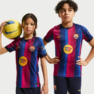 Koszulka piłkarska dla dużych dzieci Nike Dri-FIT FC Barcelona Stadium 2026/27 (wersja domowa) – replika - Czerwony