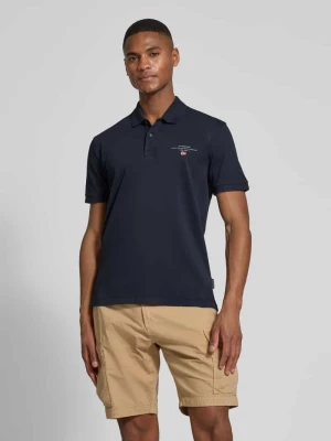 Koszulka polo o kroju regular fit z wyhaftowanym logo model ‘elbas’ Napapijri