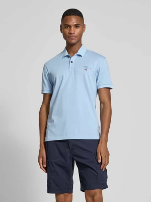 Koszulka polo o kroju regular fit z wyhaftowanym logo model ‘elbas’ Napapijri