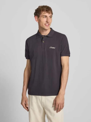 Koszulka polo o kroju slim fit z wyhaftowanym logo model „Hampton” PROHIBITED