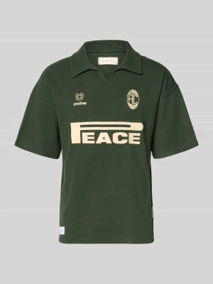Koszulka polo o kroju wide fit z nadrukiem z logo marki ANOTHER COTTON LAB
