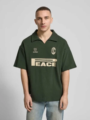 Koszulka polo o kroju wide fit z nadrukiem z logo marki ANOTHER COTTON LAB