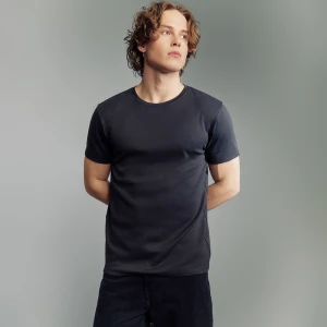 Koszulka slim fit basic z okrągłym dekoltem grafitowa House
