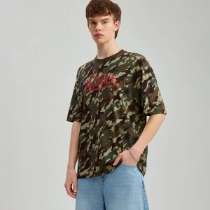 Koszulka we wzór camo z nadrukiem Von Dutch House