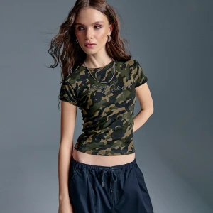 Koszulka we wzór moro z napisem Heart Locked House