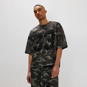 Koszulka we wzrór camo z nadrukiem 33 z siateczkowej dzianiny House