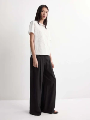 Koszulka z baweÅ‚ny z haftem kwiatowym zÅ‚amana biel - Kobieta - - MANGO