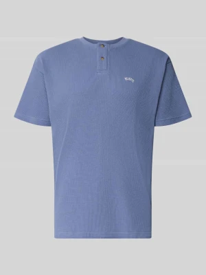 Koszulka z dekoltem henley z fakturowanym wzorem i wyhaftowanym logo BLKVIS