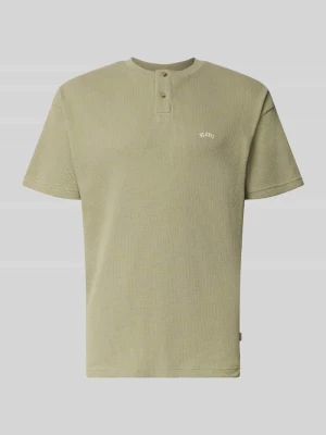 Koszulka z dekoltem henley z fakturowanym wzorem i wyhaftowanym logo BLKVIS