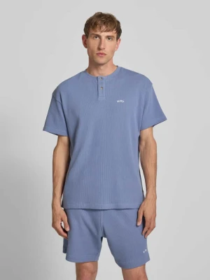 Koszulka z dekoltem henley z fakturowanym wzorem i wyhaftowanym logo BLKVIS Niebieski