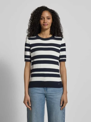 Koszulka z dzianiny z okrągłym dekoltem i detalem z logo MORE & MORE