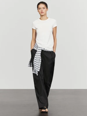 Koszulka Slim Fit Z Krótkim Rękawem I Kontrastowym Dekoltem - Biały - Massimo Dutti - Female