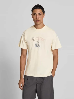 t-shirt o kroju regular fit z nadrukiem z motywem Forét Złamany biały