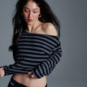 Koszulka z opuszczonym ramieniem w czarno-szare paski House