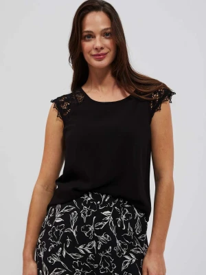 Koszulowa bluzka z ażurowym zdobieniem Moodo