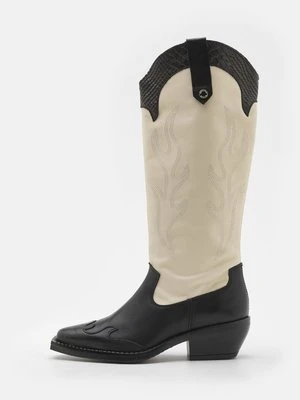Kowbojki i obuwie motocyklowe Steve Madden