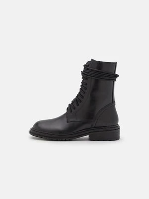 Kozaki Clarks