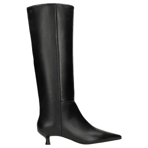 Czarne skórzane kozaki damskie na niskim obcasie 71119-51 Wojas