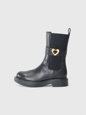 Kozaki Love Moschino